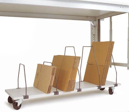 Ein mobiler Pappkartonhalter mit Rollen unter einem Regal. Kartons in verschiedenen Größen stehen in separaten Fächern.