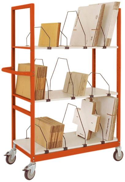 Ein roter Bücherwagen mit drei Regalen, auf denen große Aktenmappen stehen. Der Wagen hat vier bewegliche Rollen.