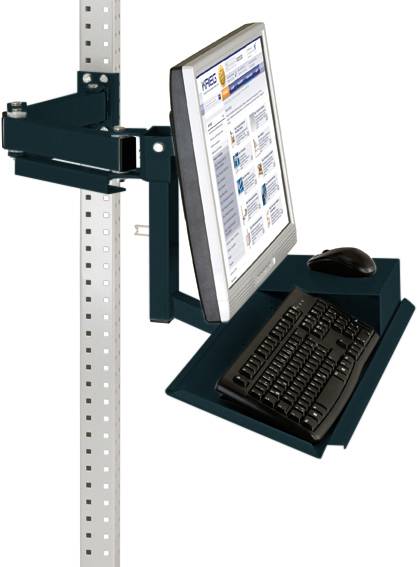 Computermonitor, Tastatur und Maus an verstellbarer Halterung an Stange montiert. Bildschirm zeigt Webseite. Büroausstattung.
