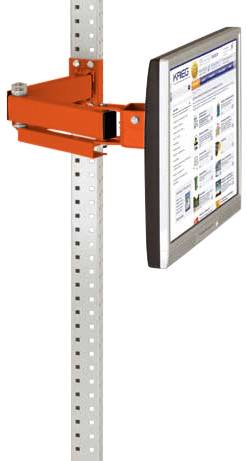 Ein Monitor ist an einem verstellbaren, orangefarbenen Halter befestigt, der an einer perforierten Metallschiene montiert ist.