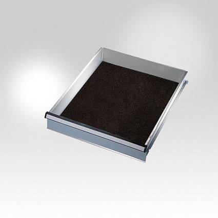 Eine offene Schublade mit schwarzem Filzeinsatz, geeignet zur schonenden Aufbewahrung von Gegenständen.