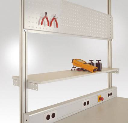 Eine Werkbank mit Steckdosenleiste, zwei Zangen und einem Multimeter auf dem Regal.