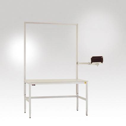 Ein leeres, weißes Metallgestell mit einem Halter an der rechten Seite zeigt ein neutrales Ausstellungsdisplay ohne weitere Details.