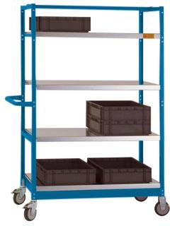 Ein blauer Rollwagen mit vier Regalböden, teilweise beladen mit schwarzen Kisten, auf Rollen, für den Transport von Gegenständen.