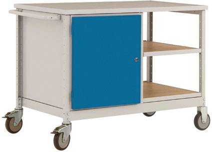 Ein rollbarer Arbeitstisch mit vier Rädern, einem blauen Schrank auf der linken Seite und offenen Regalböden auf der rechten Seite.