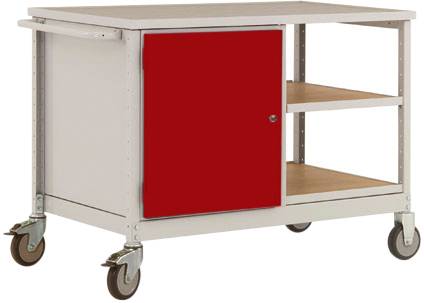 Ein weißer Servierwagen mit vier Rädern, einem roten verschließbaren Fach und zwei offenen Holzablageflächen rechts davon.