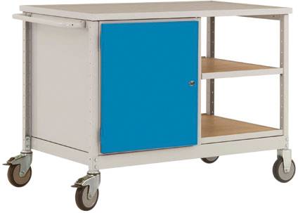 Metallischer Rollwagen mit einem blauen Schrank auf der linken Seite, zwei offenen Holzböden rechts und vier Rädern.