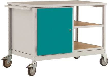 Ein beweglicher, metallener Rollwagen mit türkisfarbener Tür, zwei Holzablagen und vier drehbaren Rädern.