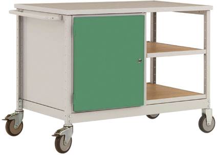 Ein weißer Metallwagen auf Rollen mit einem grünen Fach und zwei Holzböden. Verwendet zur Lagerung und Transport von Gegenständen.