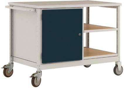 Metallwagen mit vier Rollen, einer verschließbaren Tür und zwei offenen Regalfächern auf der rechten Seite. Ideal für Lagernutzung.
