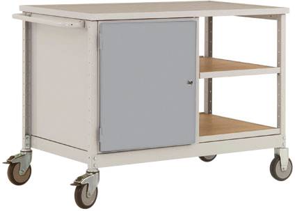 Eine rollbare Werkbank mit einem Schrank und zwei offenen Regalen, ideal für Lagerung und Mobilität in Werkstätten.