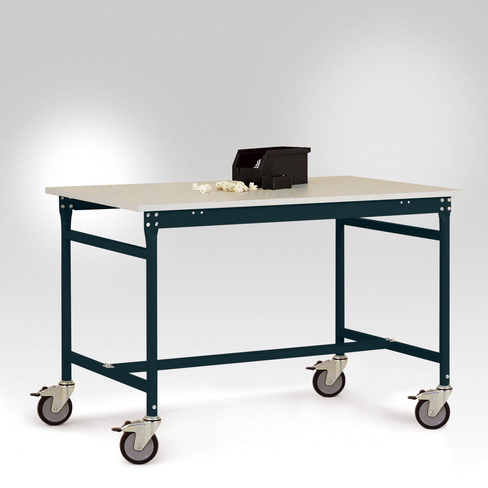 Ein mobiler Tisch mit Rollen, auf dem eine schwarze Werkzeugbox und einige kleine Bauteile liegen. Der Tisch hat eine Metallrahmenkonstruktion.