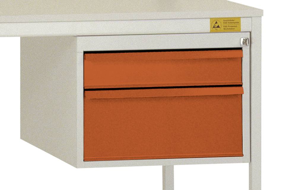 Weißer Tisch mit zwei orangefarbenen Schubladen auf der linken Seite, oben ein Etikett mit Warnsymbol und Text.