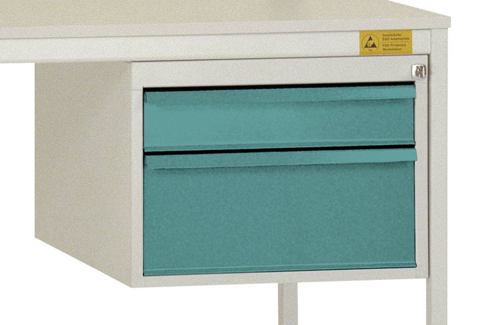Ein Tisch mit zwei grünen Schubladen darunter, ein Sicherheitssymbol oben rechts, das vor elektrostatischer Entladung warnt.
