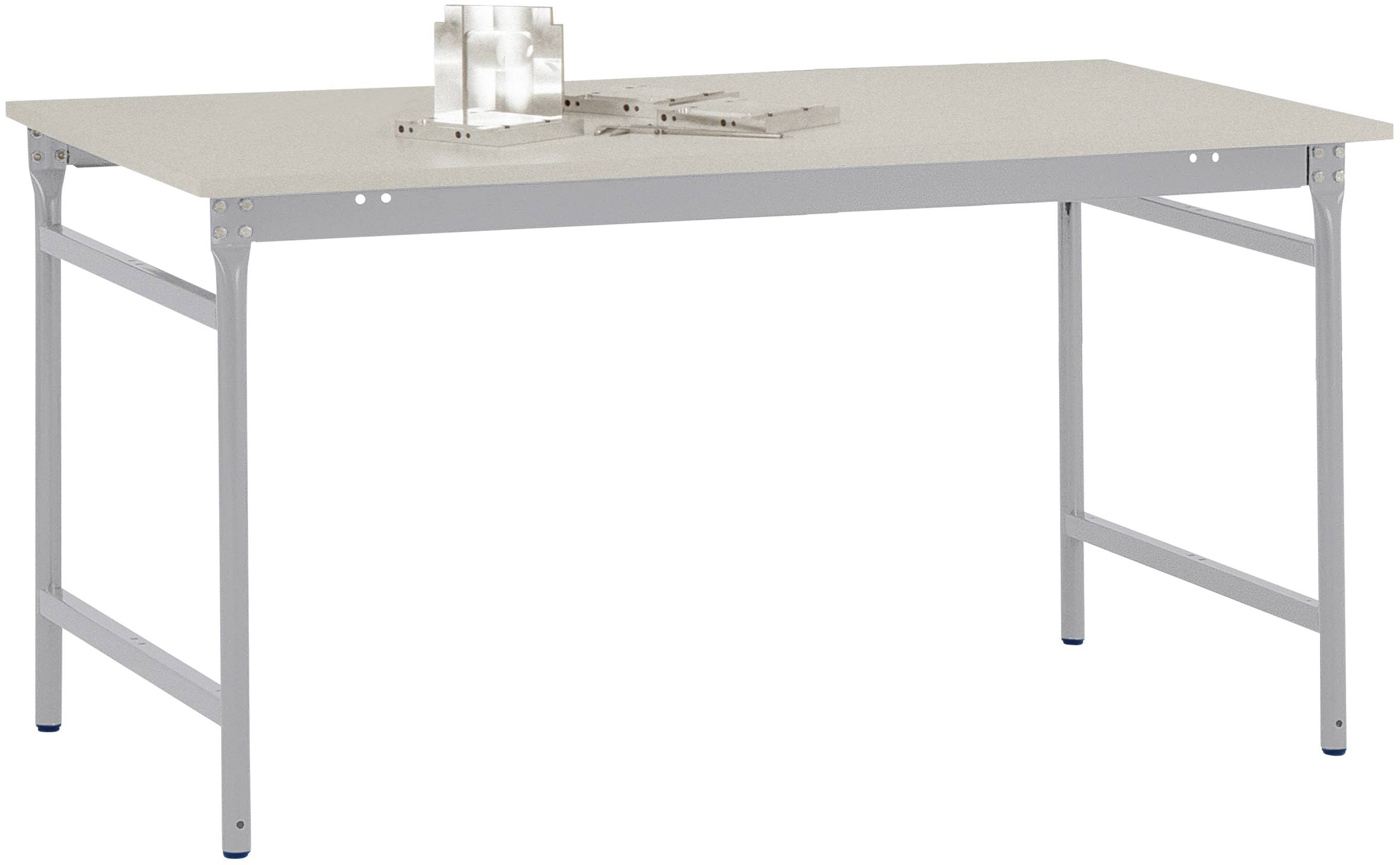 Ein rechteckiger, stabiler Tisch mit Metallbeinen und heller Tischplatte. Oben liegen geometrische Werkzeuge.