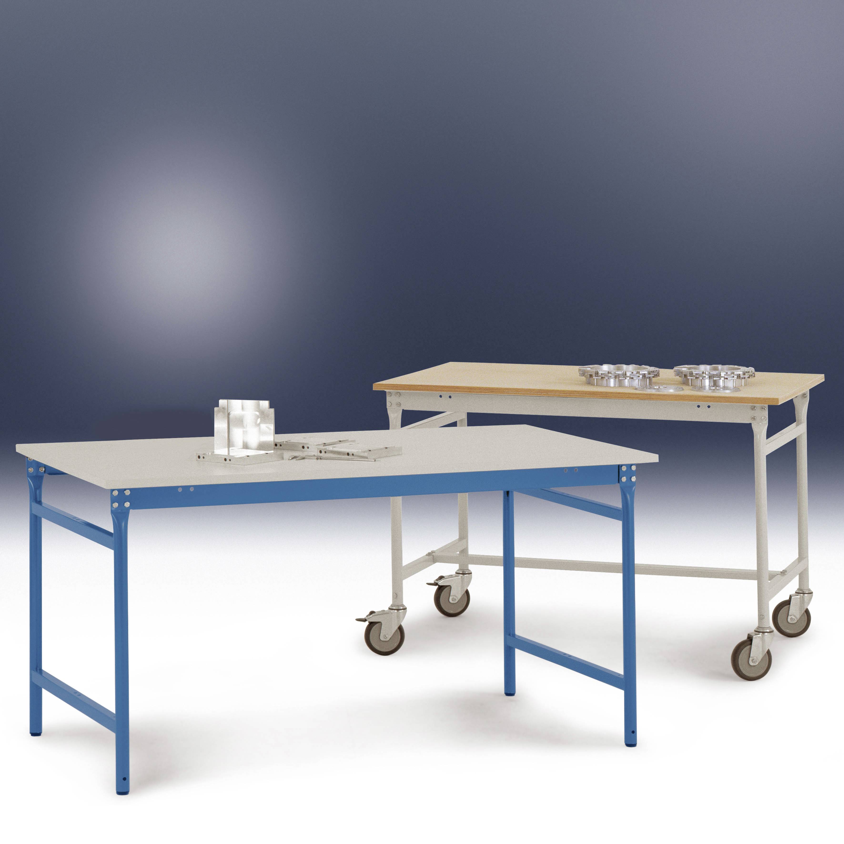 Zwei Tische auf Rollen, einer mit blauen Beinen, der andere mit weißen. Beide tragen Tabletts und glänzende Metallobjekte.