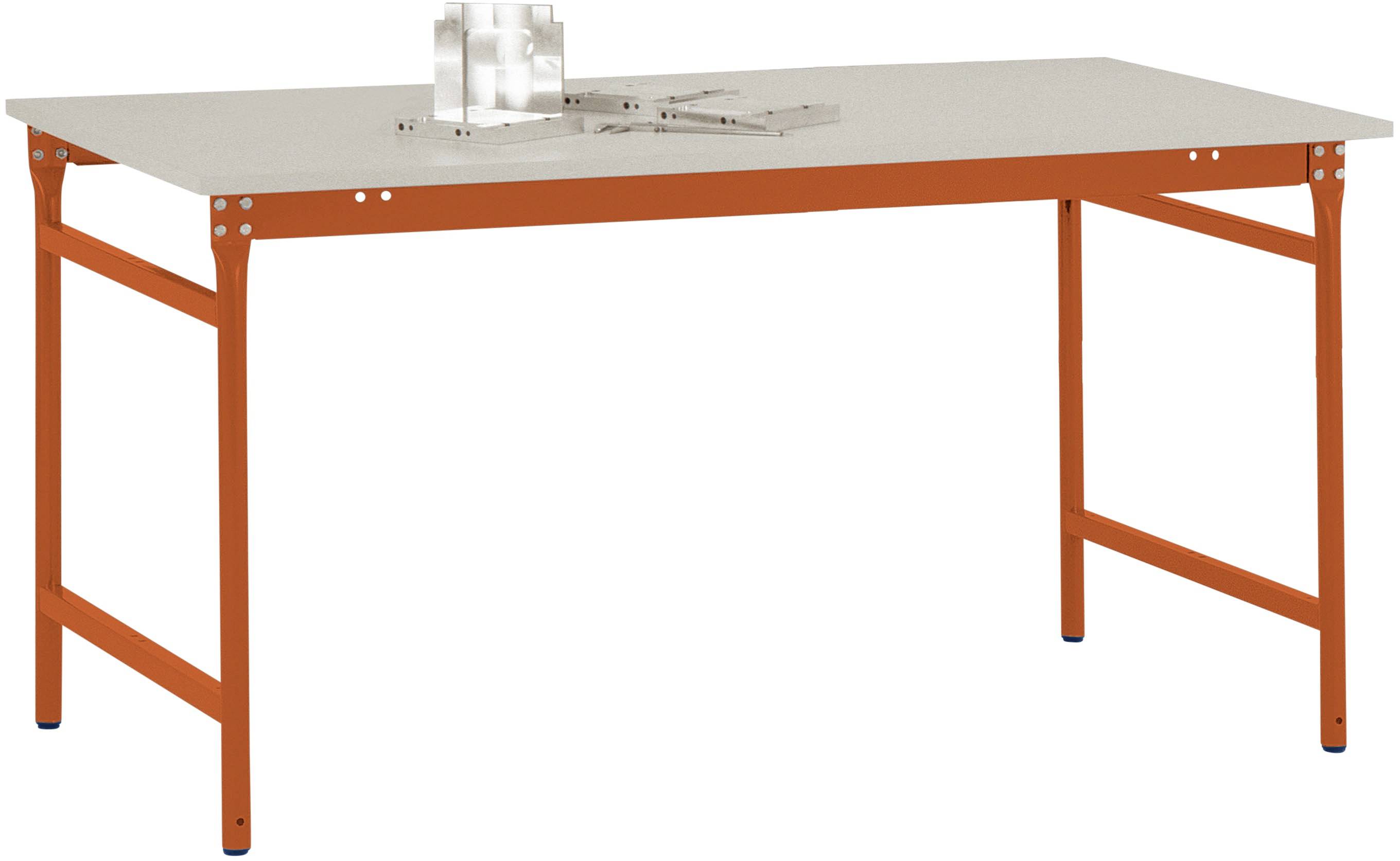 Ein stabiler Arbeitstisch mit orangefarbenen Gestell und grauer Tischplatte, auf der Metallwerkzeuge liegen.