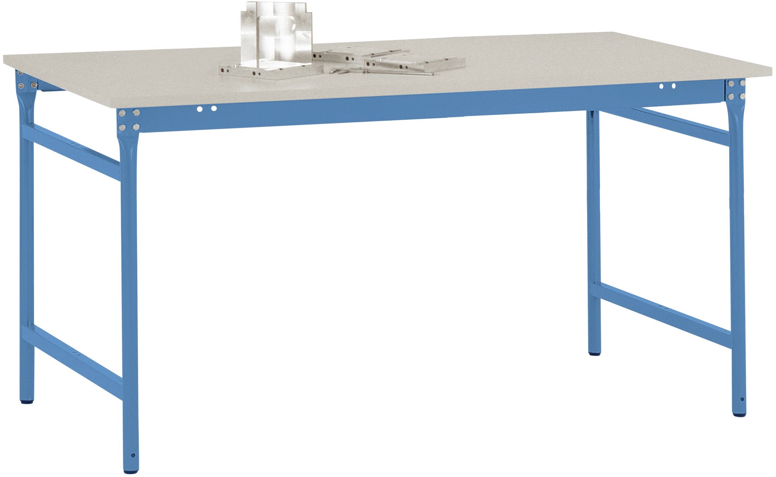 Ein rechteckiger Tisch mit blauem Metallgestell und heller Tischplatte, auf dem geometrische Zeichengeräte liegen.