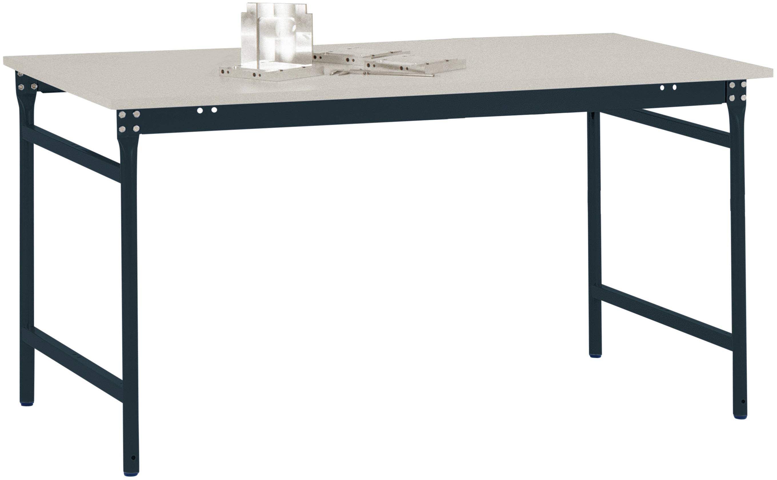 Ein rechteckiger Tisch mit schwarzem Metallrahmen und heller Tischplatte. Auf dem Tisch liegen geometrische Objekte und ein Lineal.