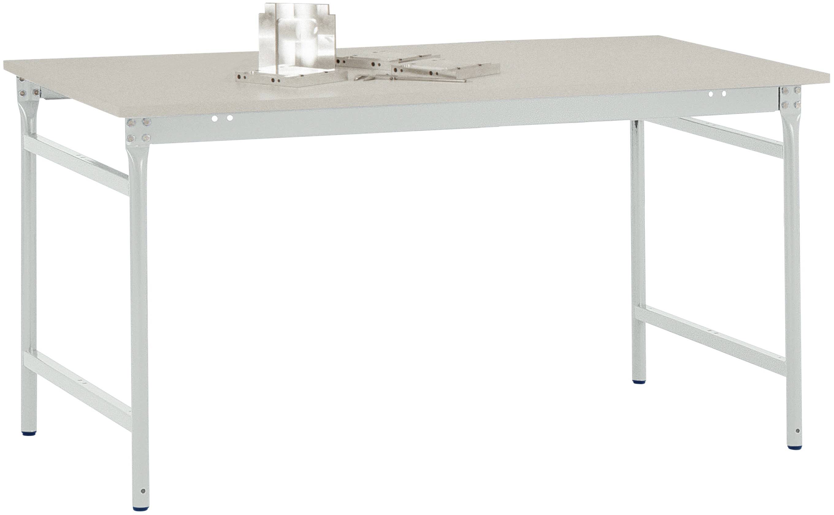 Ein einfacher Arbeitstisch mit Metallgestell und heller Tischplatte. Auf dem Tisch liegt ein kleiner Gegenstand aus Metall.