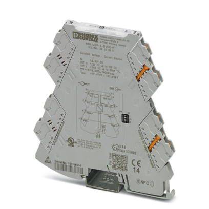 Ein graues, dreieckiges Relaismodul von Phoenix Contact, montiert auf einer Metallschiene, mit Anschlussklemmen und technischen Details aufgedruckt.