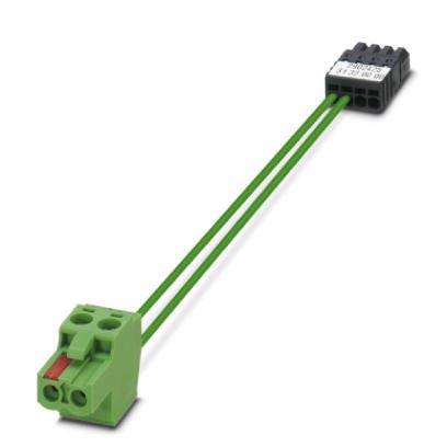 Grüner Steckverbinder mit zwei Kabeln, die zu einem schwarzen Steckverbinder führen. Das Bauteil dient der elektrischen Verbindung.