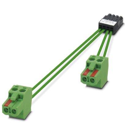 Grüner Steckverbinder mit zwei Kabelanschlüssen, verbunden mit schwarzem Anschlussblock. Geeignet für elektrische Verbindungen.