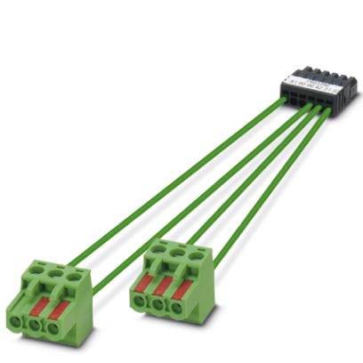 Grünes Steckverbindersystem mit drei Kabeln, das zwei grüne Stecker mit einem schwarzen Verbinder verbindet. Geeignet für elektronische Verkabelung.