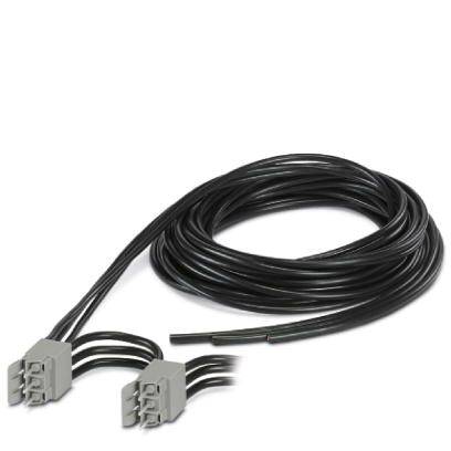 Ein langes schwarzes Kabel mit zwei grauen Steckverbindern an beiden Enden, jeweils mit drei Pins. Ideal für Elektroinstallationen.