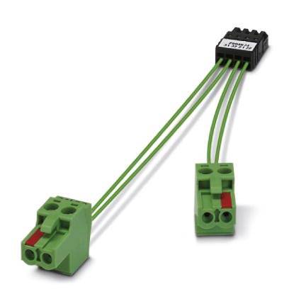 Grünes Kabel mit Steckverbindern an beiden Enden, geeignet für elektrische Verbindungen in Schaltschrankinstallationen.