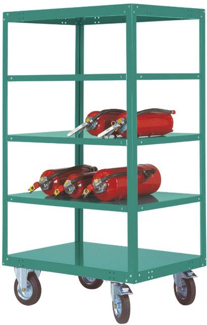 Ein grüner Transportwagen mit vier Ebenen, auf denen mehrere rote Feuerlöscher liegen. Der Wagen hat Räder für die Bewegung.