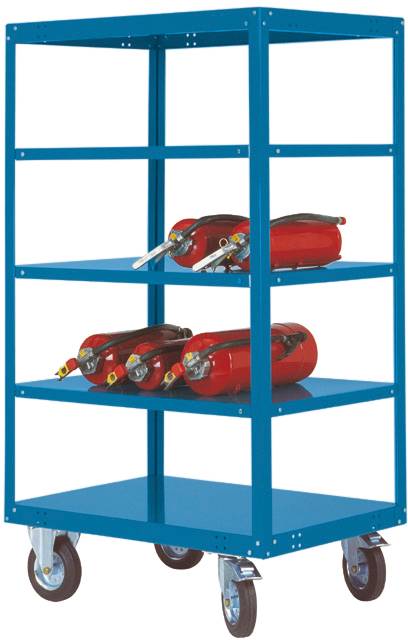 Blauer Metallwagen mit drei Regalebenen, auf denen fünf rote Feuerlöscher liegen, ausgestattet mit großen Rädern für Mobilität.