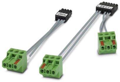 Grüne Stecker mit Kabeln verbunden, zwei Sets von jeweils einem schwarzen und einem grünen Stecker, auf weißem Hintergrund.