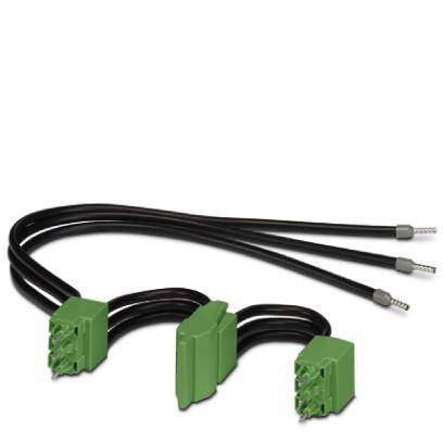 Dreifache grüne Steckverbinder mit schwarzen Kabeln, die zwei Enden in metallischen Anschlüssen enden. Verwendung in elektrischen Geräten.