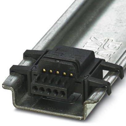 Ein elektrischer Stecker mit mehreren Pins ist auf einer Metalloberfläche montiert, bereit für den Anschluss eines Kabels.