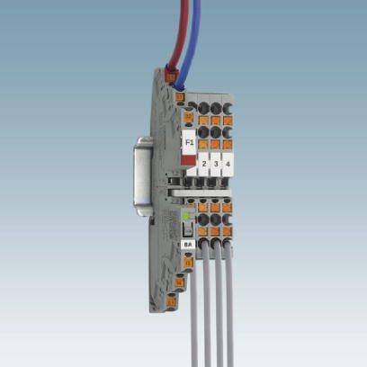 Elektronisches Gerät mit mehreren Anschlüssen, an dem farbige Kabel angeschlossen sind, vor einem neutralen Hintergrund.
