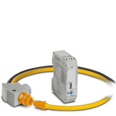 Ein elektronisches Gerät mit einem gelben Kabel und Stecker liegt neben einem grauen Gehäuse, das Steuerungsfunktionen andeutet.