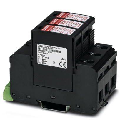 Überspannungsschutzgerät mit mehreren Anschlüssen, Etikett mit technischen Spezifikationen. Verwendung in elektrischen Schaltkreisen.