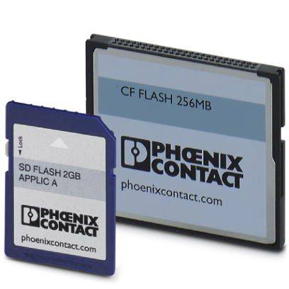 Zwei Speicherkarten: Links eine blaue SD-Karte mit Aufschrift 'SD FLASH 2GB', rechts eine größere CF-Karte mit Aufschrift 'CF FLASH 256MB'. Beide tragen das Logo von Phoenix Contact.