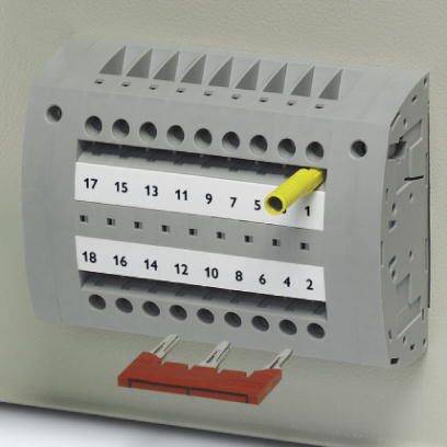 Elektrischer Anschlussblock mit nummerierten Anschlüssen von 1 bis 18. Gelbes Kabel ist mit Anschluss 7 verbunden.