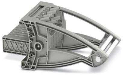 Ein silbernes mechanisches Bauteil mit mehreren Verbindungselementen und Gitterstrukturen, vermutlich ein Teil eines größeren Gerätsystems.