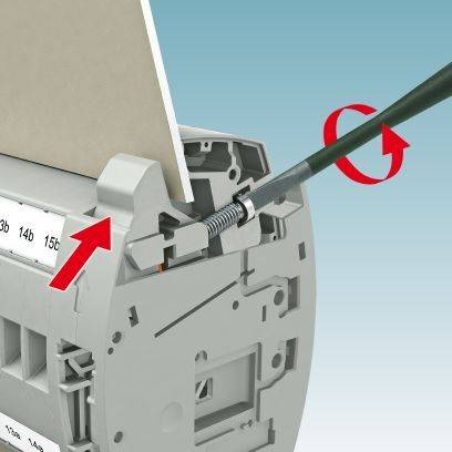 Eine Anleitung zur Papierzuführung in einen Drucker. Ein Papier wird von oben eingeschoben, während ein Hebel gedreht wird.
