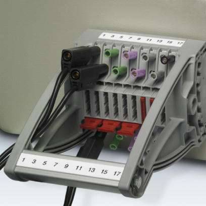 Ein Kunststoff-Steckerblock mit nummerierten Anschlüssen und eingesteckten Kabeln, vermutlich zur elektrischen Verbindung oder zum Testen.