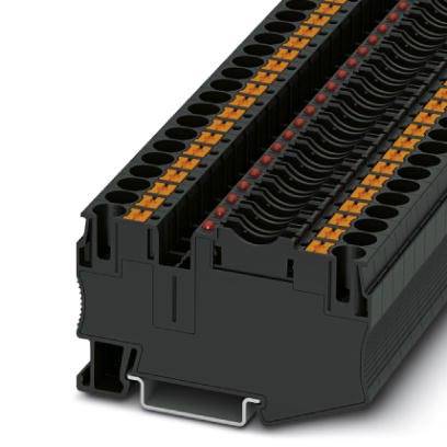 Ein schwarzer, rechteckiger elektrischer Klemmenblock mit orangefarbenen Markierungen, der für den Anschluss in elektrischen Schaltschränken verwendet wird.