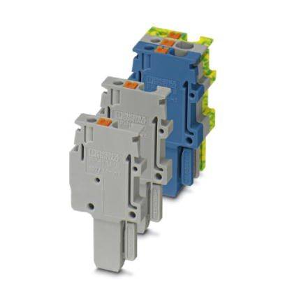 Drei unterschiedliche Klemmen in Grau, Blau und Grün, gestapelt in einer versetzten Reihe. Sie dienen zur Verkabelung in elektrischen Anlagen.