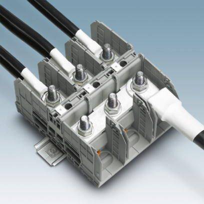 Ein grauer elektrischer Kabelverbinder mit mehreren angeschlossenen schwarzen Kabeln.