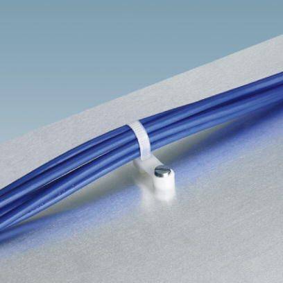 Blaues Kabelbündel, das mit einem weißen Kabelbinder auf einer grauen Oberfläche befestigt ist. Hintergrund in hellem Blau.