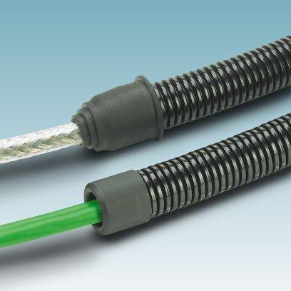 Zwei Kabel mit flexiblen, gewellten Schutzschläuchen. Ein Schlauch ist grau mit schwarzem Kabel, der andere hellgrau mit grünem Kabel.