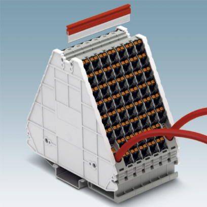 Ein elektrischer Klemmenblock mit mehreren Reihen von Anschlussklemmen, die in einem dreieckigen Gehäuse angeordnet sind.