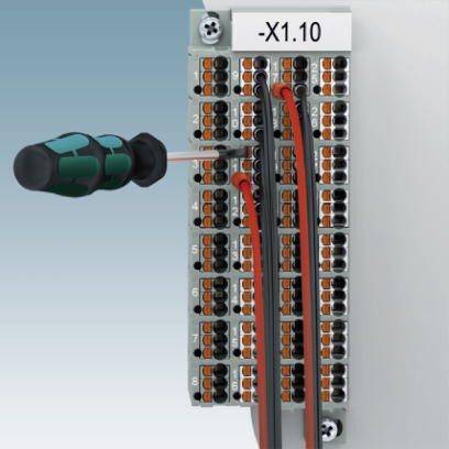 Ein Schraubendreher zieht ein schwarzes Kabel aus einem Anschlussblock mit der Bezeichnung '-X1.10'.